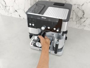 Ninja ES machine à café argenté vue de côté